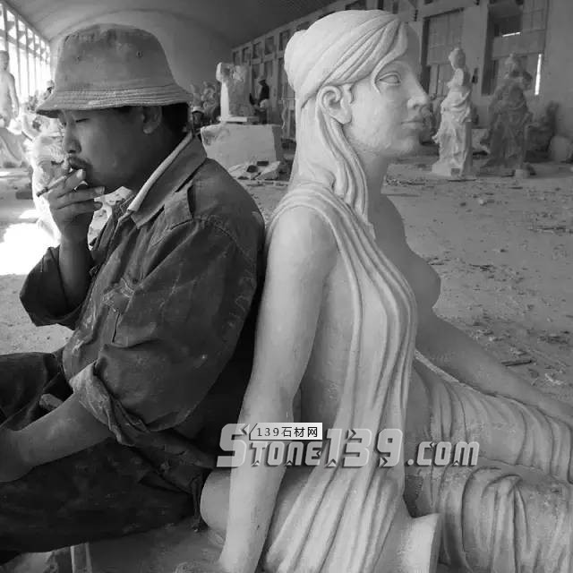 河北曲陽石雕工人工作現場照