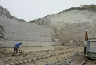 一個(gè)被遺忘的42歲石材工人，在車站“過”端午