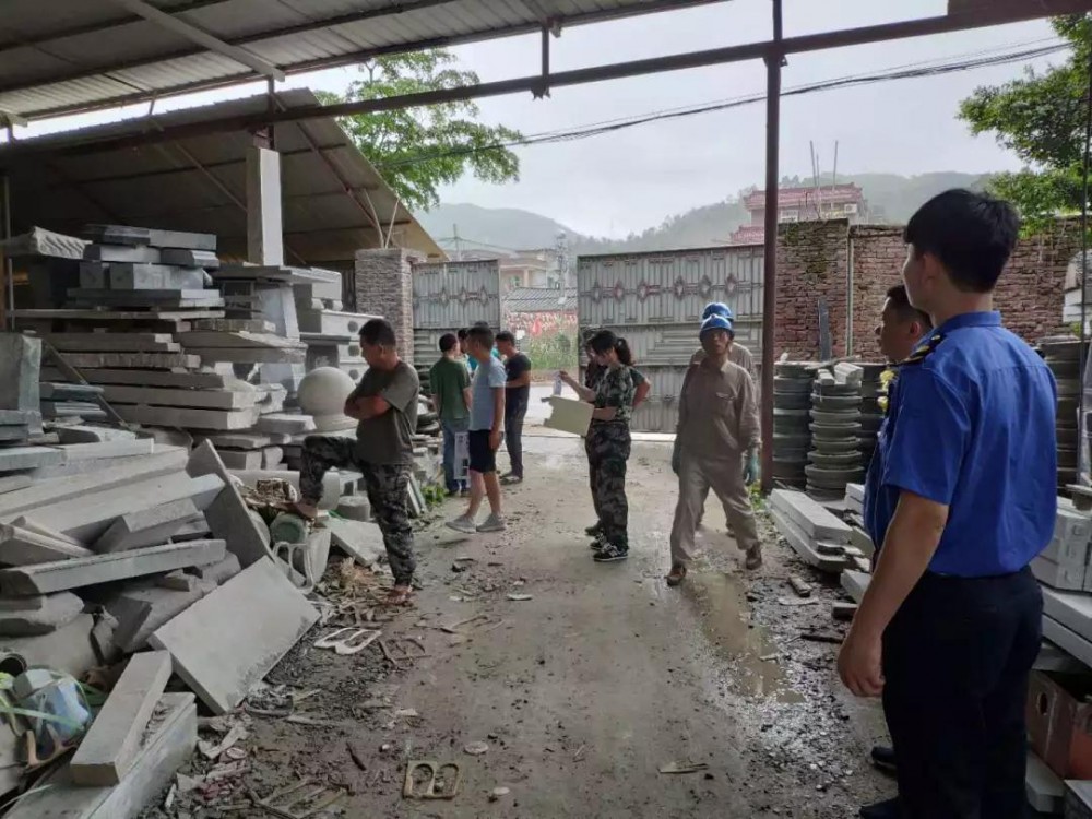 南安市詩山鎮(zhèn)、樂峰鎮(zhèn)查處轄區(qū)內(nèi)的“三無”石材廠