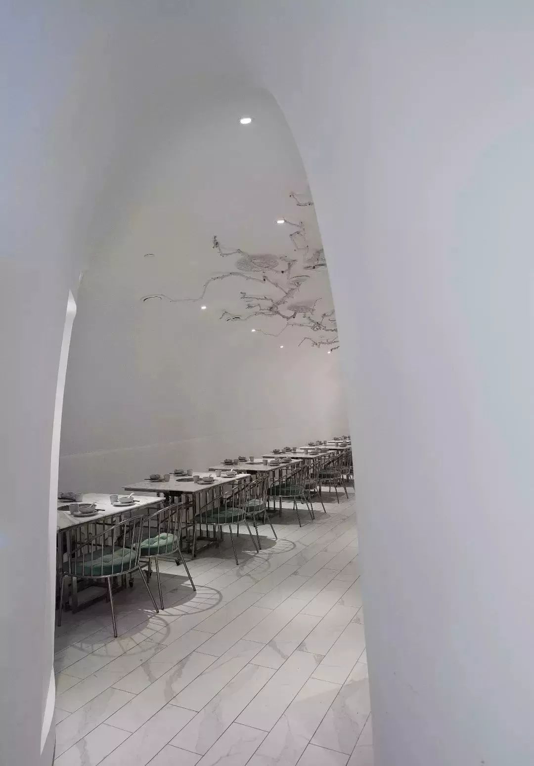 帶您看看上海一家時(shí)尚火鍋餐廳用“爵士白大理石”打造的內(nèi)裝視覺(jué)