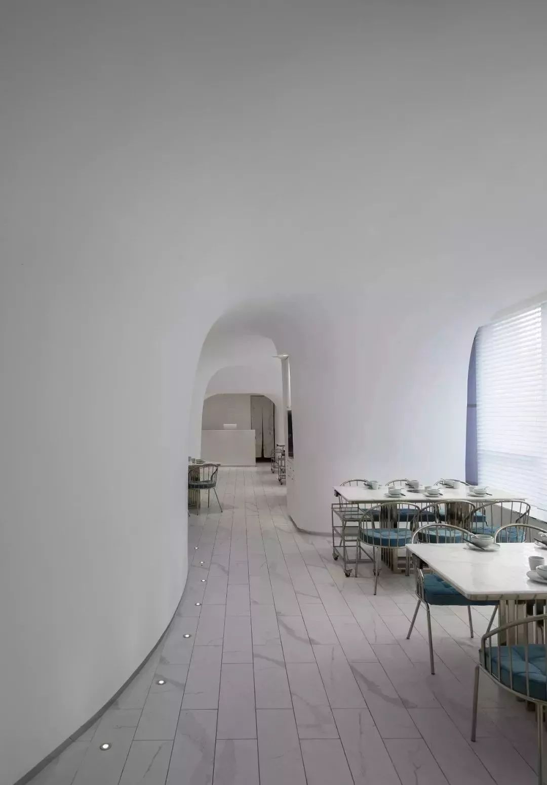 帶您看看上海一家時(shí)尚火鍋餐廳用“爵士白大理石”打造的內(nèi)裝視覺(jué)