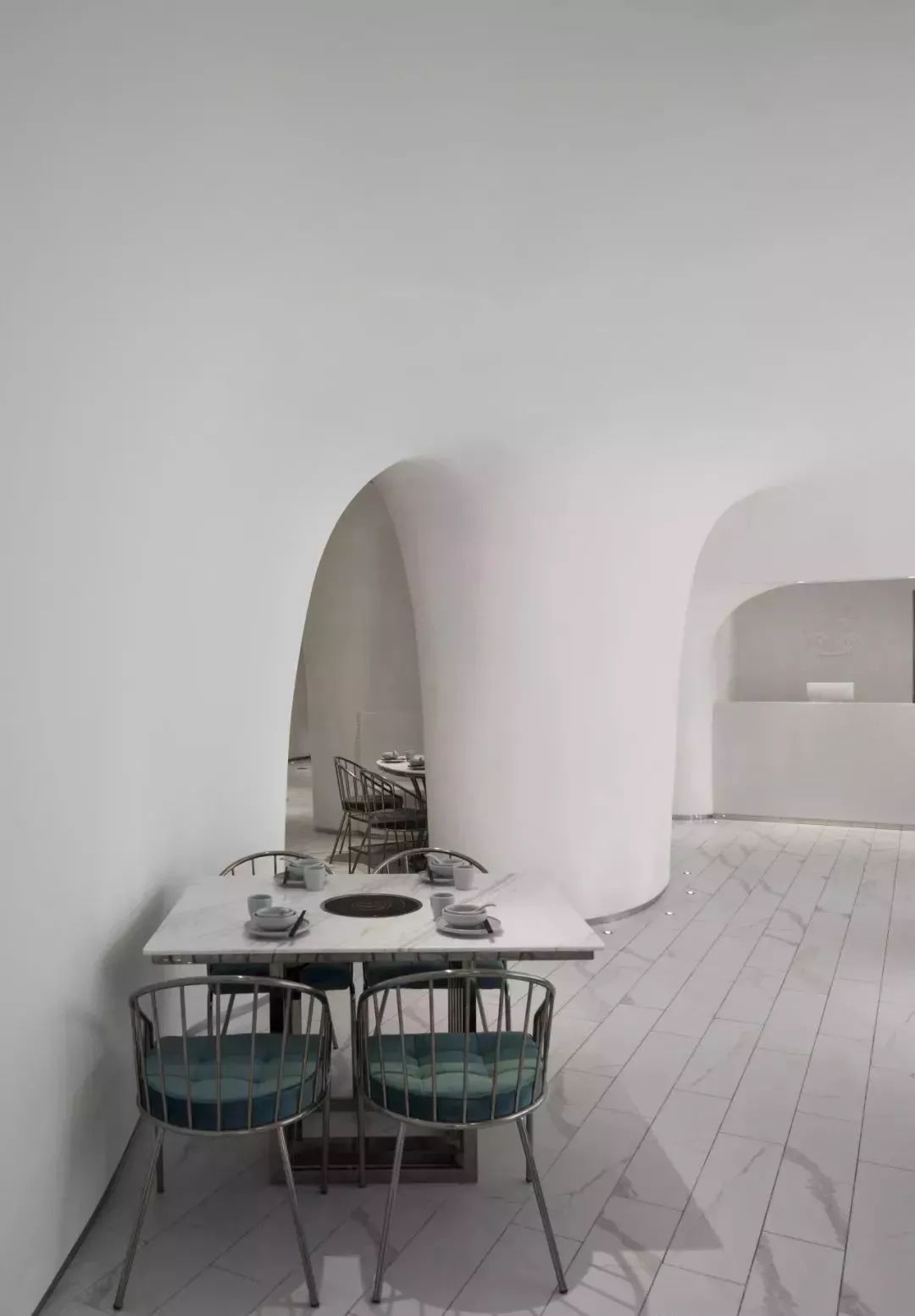 帶您看看上海一家時(shí)尚火鍋餐廳用“爵士白大理石”打造的內(nèi)裝視覺(jué)