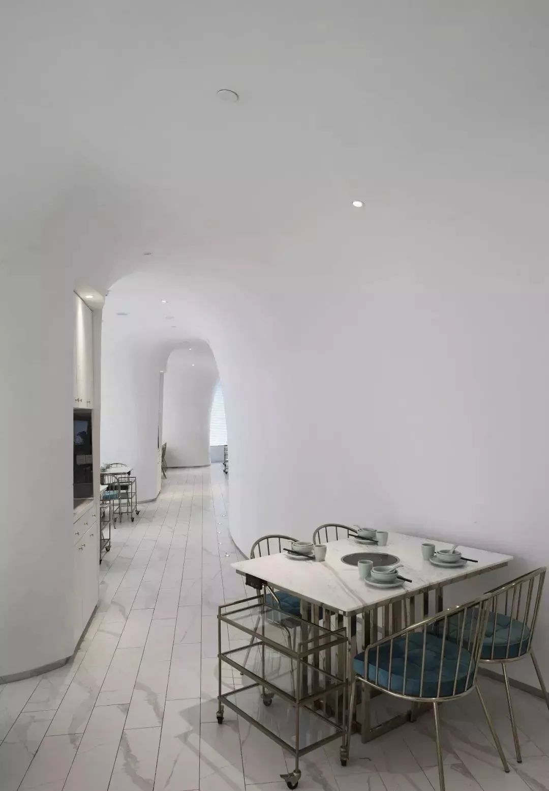 帶您看看上海一家時(shí)尚火鍋餐廳用“爵士白大理石”打造的內(nèi)裝視覺(jué)