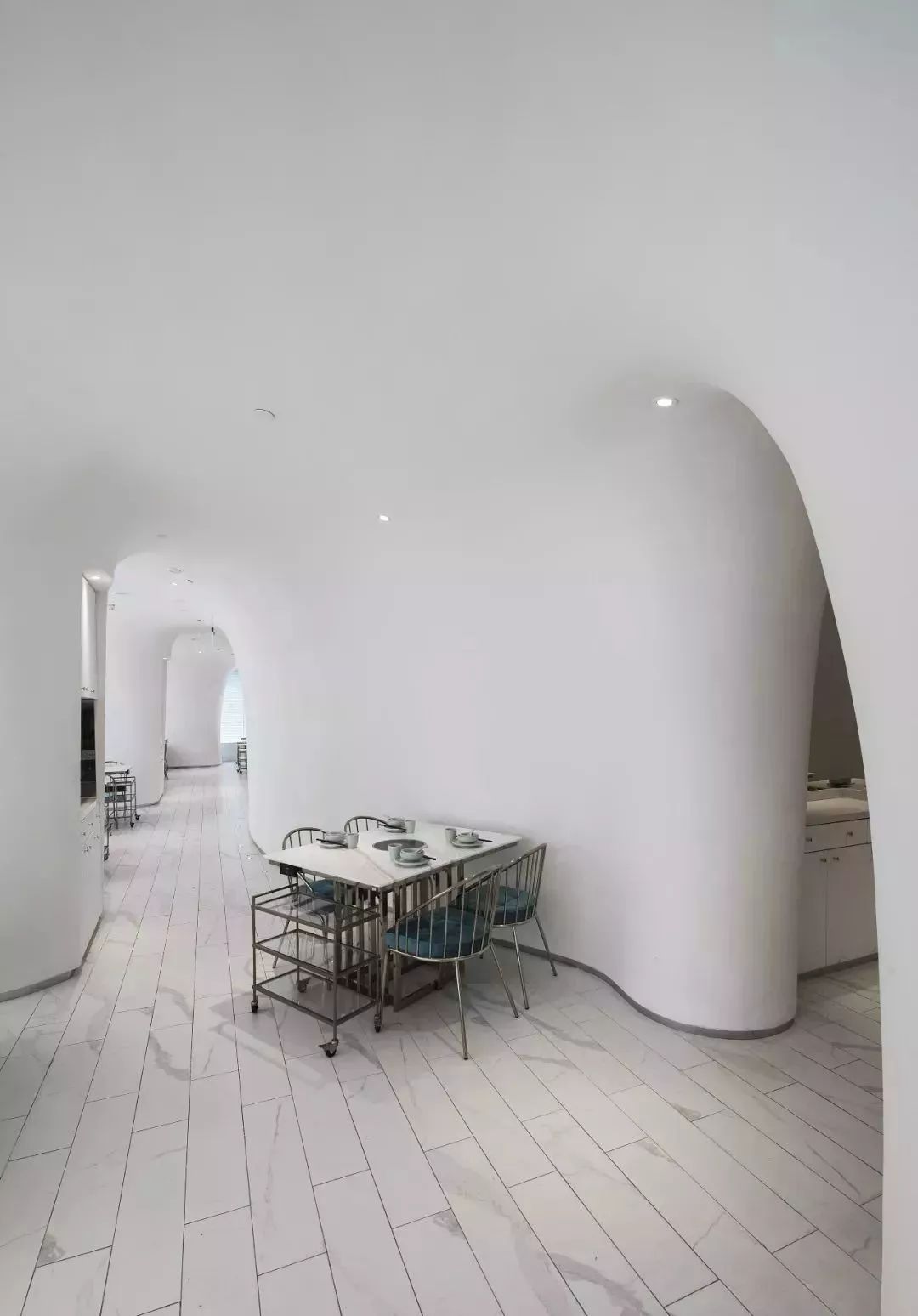 帶您看看上海一家時(shí)尚火鍋餐廳用“爵士白大理石”打造的內(nèi)裝視覺(jué)