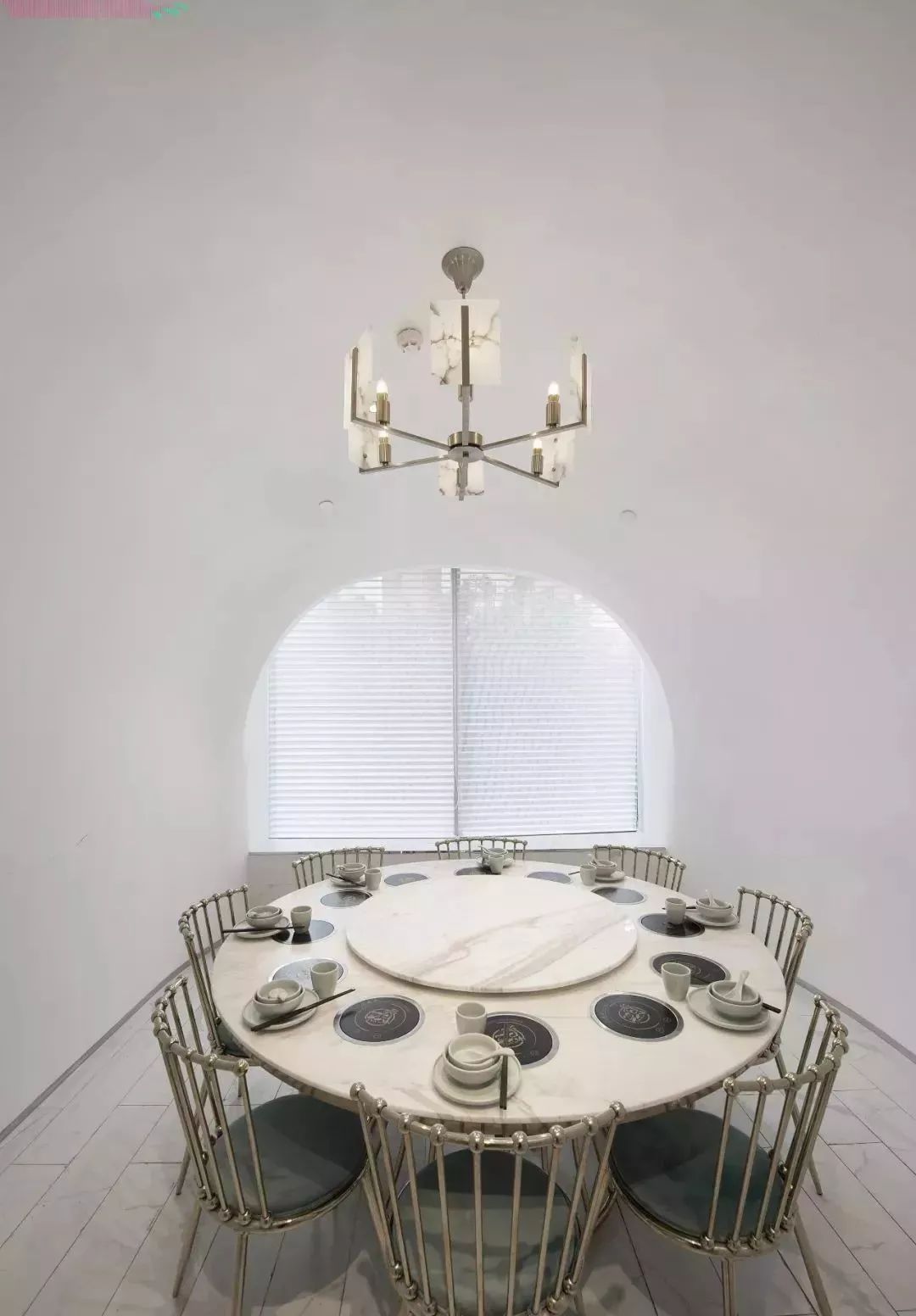 帶您看看上海一家時(shí)尚火鍋餐廳用“爵士白大理石”打造的內(nèi)裝視覺(jué)