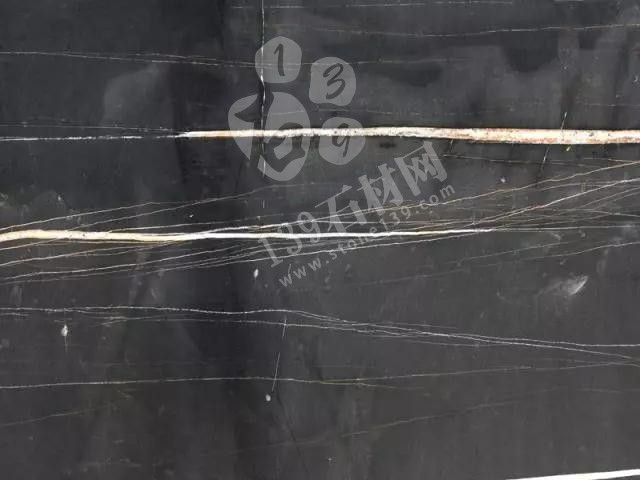 黑色石材帶根的三個品種（黑白根、茶玉、勞倫黑金）對比介紹