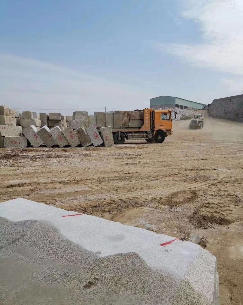 湖北石材最新動態：隨州黃金麻、白麻開始下料了