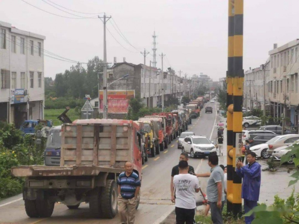 麻城發(fā)生重大塌方險(xiǎn)情！麻城石材人無償運(yùn)送5000方石材荒料進(jìn)行拋石固腳！點(diǎn)贊！