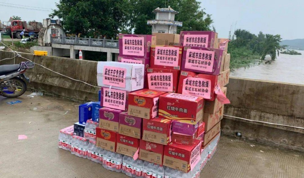 麻城發(fā)生重大塌方險(xiǎn)情！麻城石材人無償運(yùn)送5000方石材荒料進(jìn)行拋石固腳！點(diǎn)贊！