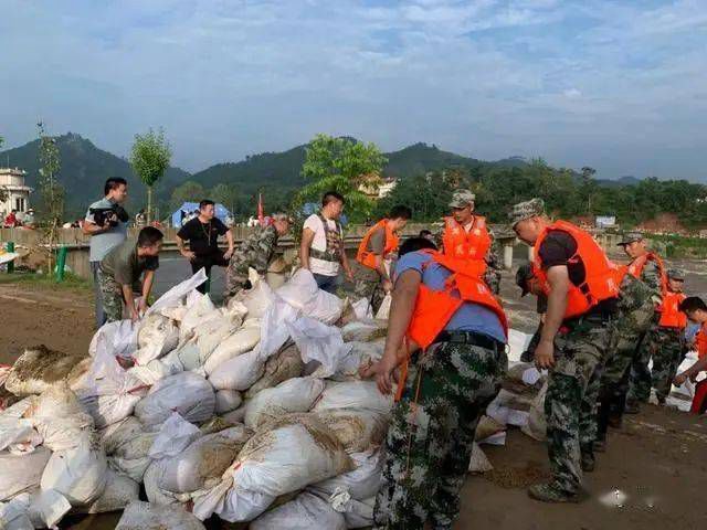 麻城發(fā)生重大塌方險(xiǎn)情！麻城石材人無償運(yùn)送5000方石材荒料進(jìn)行拋石固腳！點(diǎn)贊！