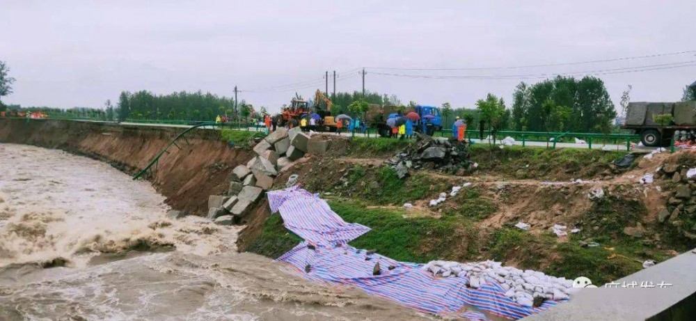 麻城發(fā)生重大塌方險(xiǎn)情！麻城石材人無償運(yùn)送5000方石材荒料進(jìn)行拋石固腳！點(diǎn)贊！