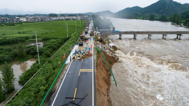 麻城發(fā)生重大塌方險(xiǎn)情！麻城石材人無償運(yùn)送5000方石材荒料進(jìn)行拋石固腳！點(diǎn)贊！