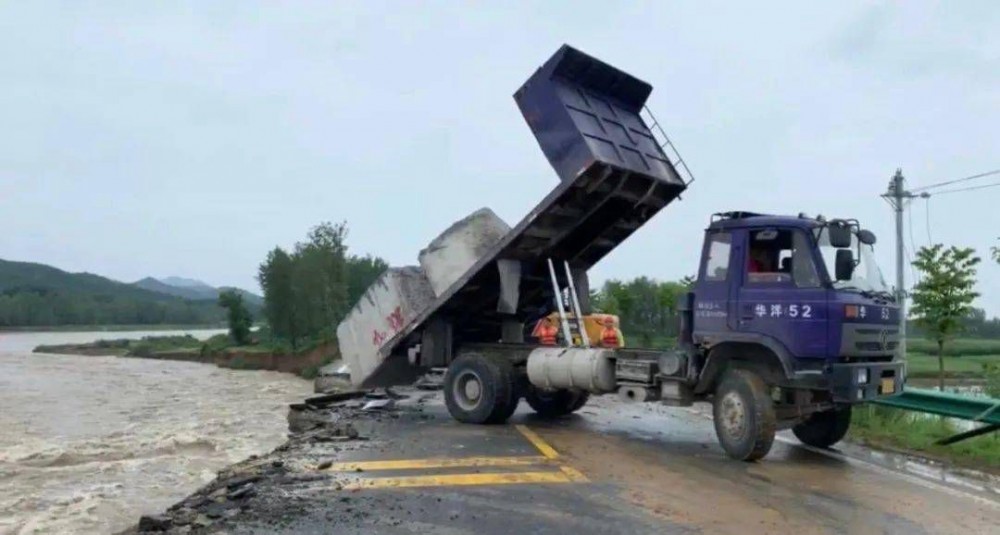 麻城發(fā)生重大塌方險(xiǎn)情！麻城石材人無償運(yùn)送5000方石材荒料進(jìn)行拋石固腳！點(diǎn)贊！