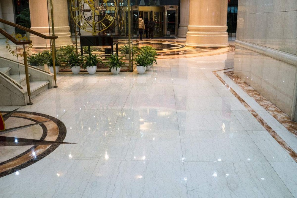 地面鋪設(shè)用傳統(tǒng)地磚（瓷磚）還是大理石？看完應(yīng)該知道如何選擇了